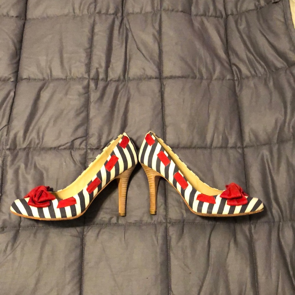 Round toed pumps with red bow!